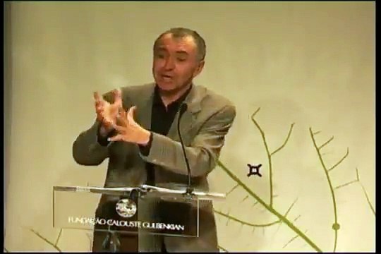 Le sociologue français Gilles Lipovetsky critique la société de la consommation