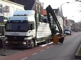 Kraan breekt van vrachtwagen af