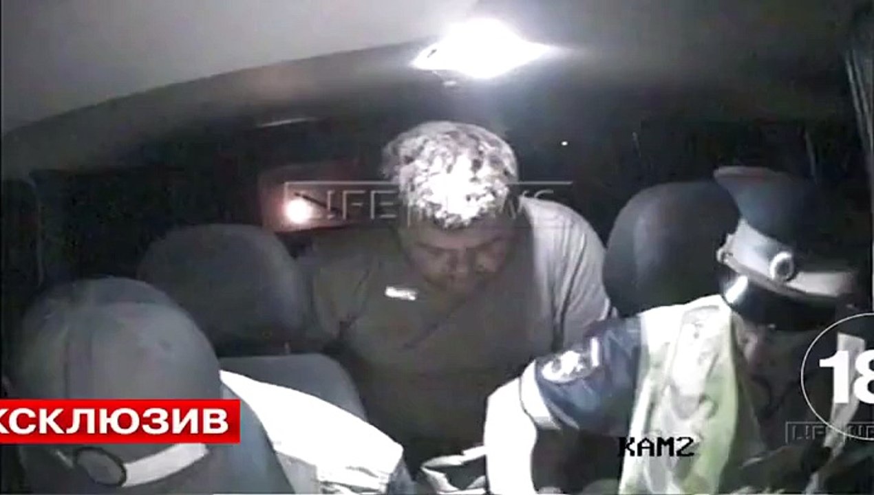 Polis aracında 30 santimlik bıçakla polislere dehşeti yaşattı