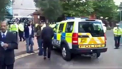 People Chanting Zardari Kutta in Front of Zardari In London