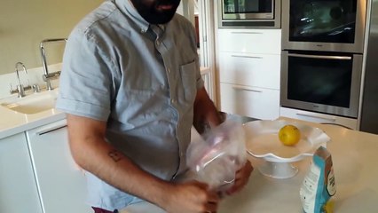 Il passe un séchoir sur une banane pourrie,ce qui se passe est INCROYABLE!