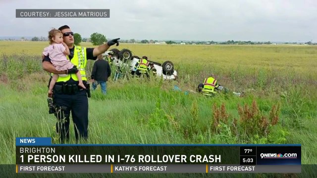 Un policier distrait une petite fille après que son père soit décédé dans un accident de voiture