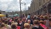 Arras: 600 personnes reprennent Foule sentimentale sur le marché pour la Faîtes de la chanson