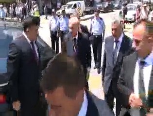 Bahçeli'nin ayağı kırmızı halıya takıldı