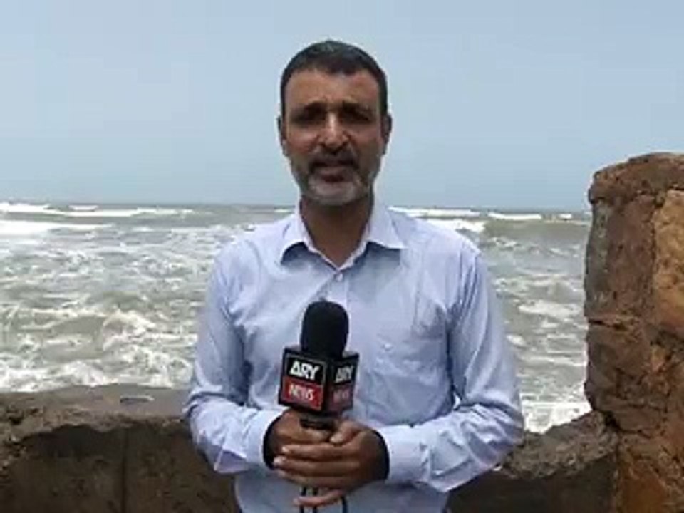 Why News Reporter Wet When He Was reporting On Karachi Beach.