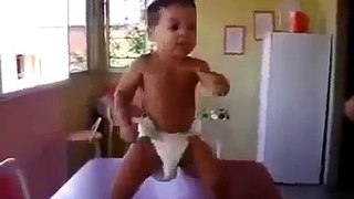 Un bébé qui danse la samba