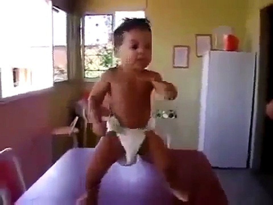 Un bébé qui danse la samba
