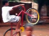 meninos da vila maria empinando de bicicleta