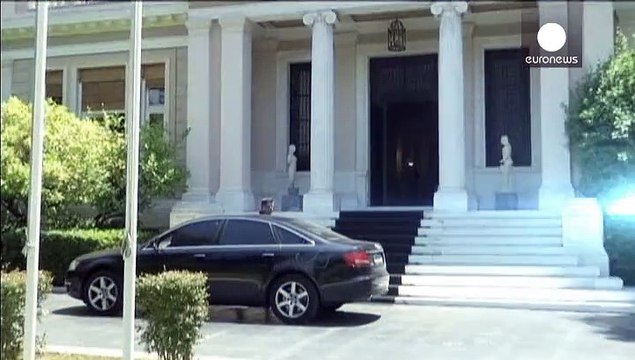 تسيبراس يجري مشاورات لإيجاد مقترحات جديدة تنهي أزمة الديون اليونانية