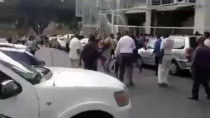 En Venezuela la gente se pelea por la comida en la calle