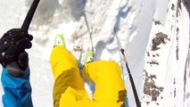 Спуск на лыжах и горный прыжок со скалы с лавиной