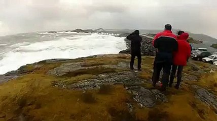 الطريق المؤدي الى النرويج والذي يمر من فوق المحيط الأطلسي .. منظر رائع ومخيف سبحان الله ما أعظمه