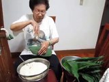 洪媽媽教您包鹼粽子 Mrs. Hong teaching you to wrap alkaline Zongzi （rice dumplings)