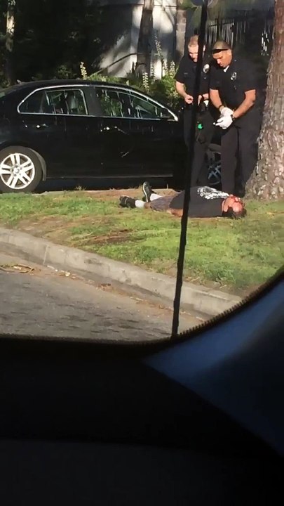 Ils le menottent après lui avoir tiré une balle dans la tête
