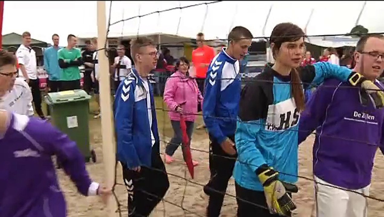 Potje voetballen op het strand: weer wat anders dan gras - RTV Noord