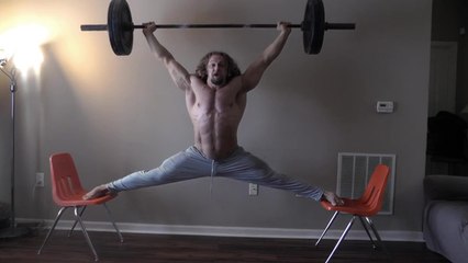 Le grand écart en squat avec une barre de 45 kilos