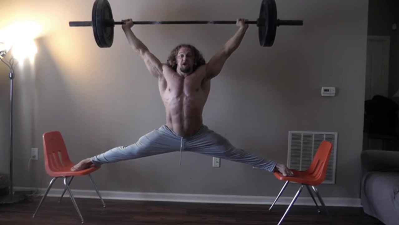 Le grand écart en squat avec une barre de 45 kilos