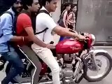 ഒരു കിടിലന്‍ Bike അഭ്യാസം കാണണോ ??