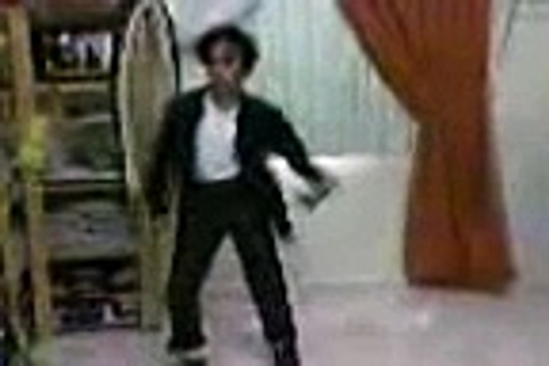 سعودي يقلد مايكل جاكسون .. ( بنــدر جاكسون )