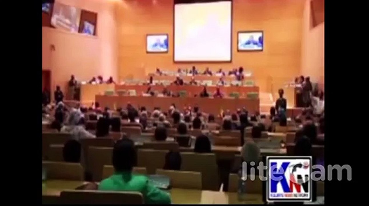 SHEEKO GAABAN Dhalinyaro Qurbaha oo dhaqankii ka tagay Rag iyo haween wadooyinka isku Shukaansinay