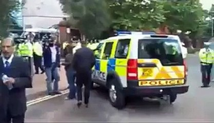 People Chanting Zardari Kutta in Front of Zardari In London -