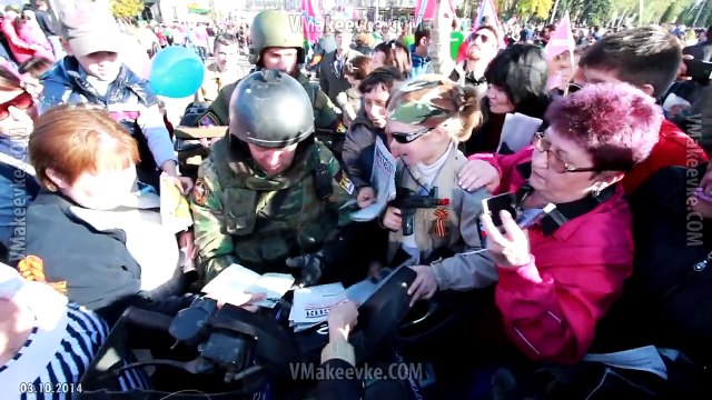 Боец Моторолла в Донецке на пл. Ленина. Сразу видно кого считают героем в Донбассе