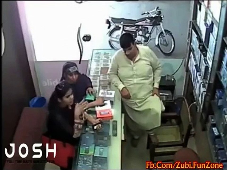 جس نے یہ ویڈیو نہ دیکھی وہ خود ہی پشتاۓ گا ویڈیو دیکھیں Daughter and mother Robbery in mobile shop Amazing Video