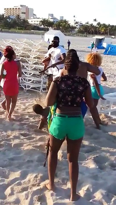 Le joueur NFL Junior Galette dans une bagarre sur une plage ?