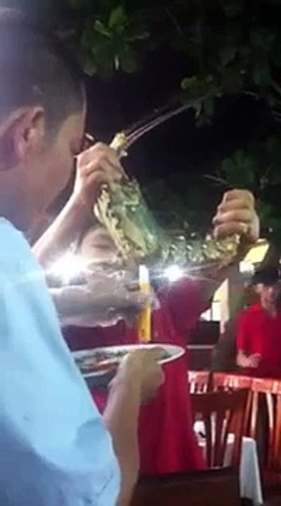 Cắt tiết tôm hùm tại quán Cây Bàng - Phan Thiết