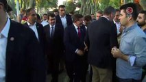 Davutoğlu iftar programına yürüyerek gitti