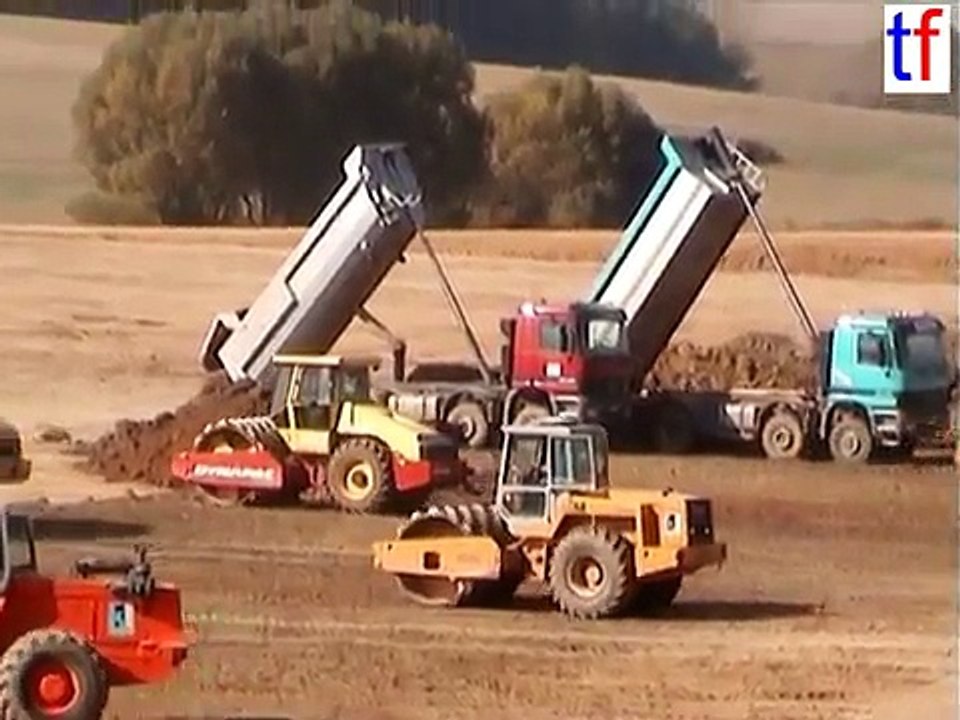 CATERPILLAR 375 LME & Mercedes Dump Trucks / BAB A 71, Mellrichstadt, Germany, 15.09.2003.