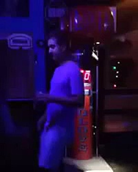 Coup de pied raté dans un punching bag