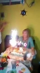 Ses cheveux prennent feu à son anniversaire!