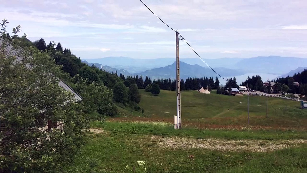 Vue sur le sire la feclaz lac du Bourget dent du chat col du chat grand Colombier chambotte sapenay