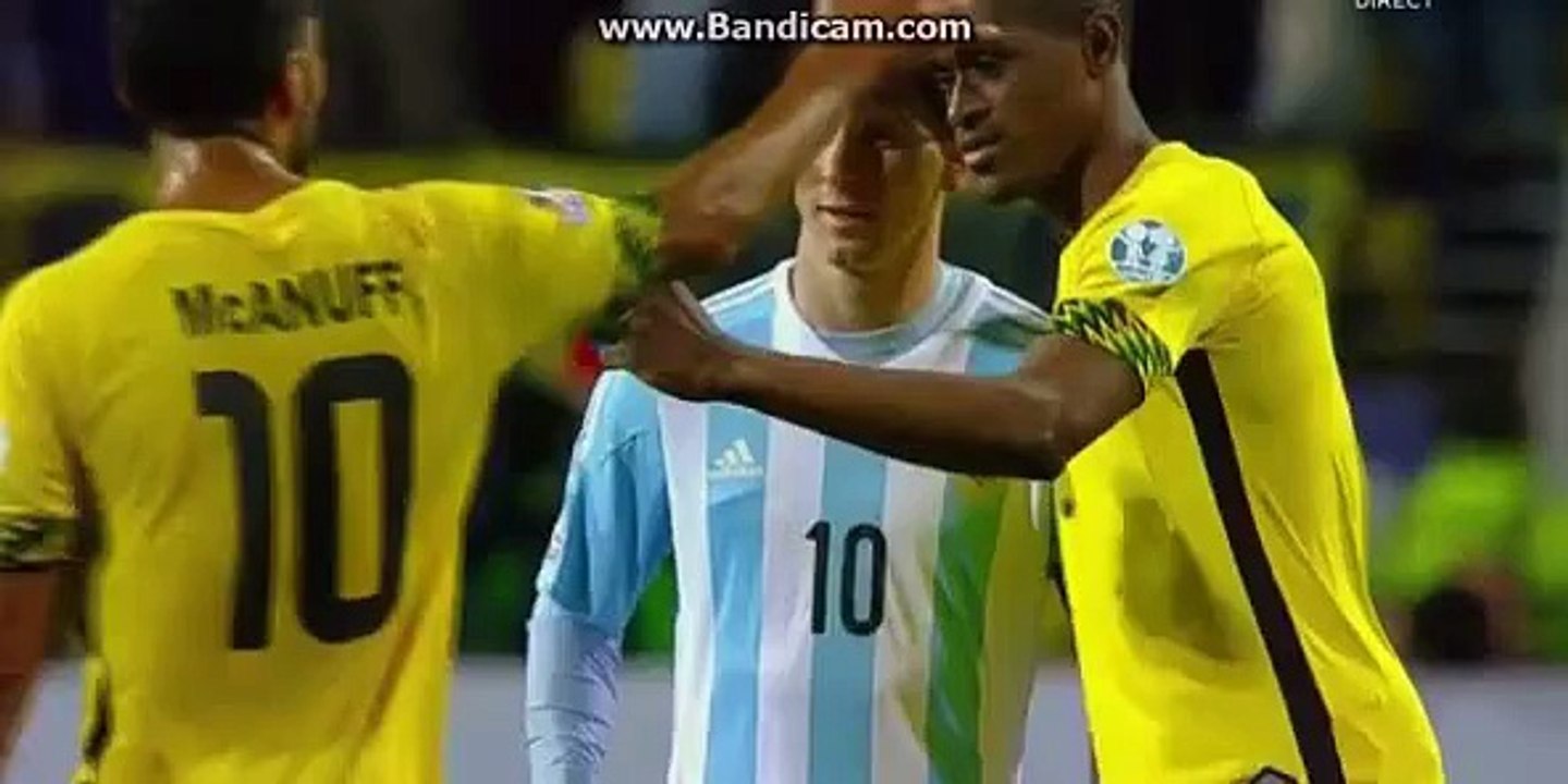 VIDÉO - Un adversaire fait un selfie avec Lionel Messi pendant Argentine-Jamaïque