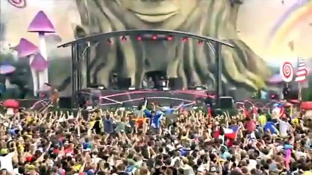 Avicii Live @ Tomorrowland 2011 - Armin van Buuren feat. Laura V - Drowning (Avicii Remix)