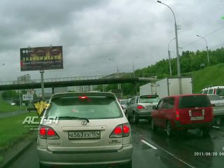 Une voiture décolle après avoir percuté un mur