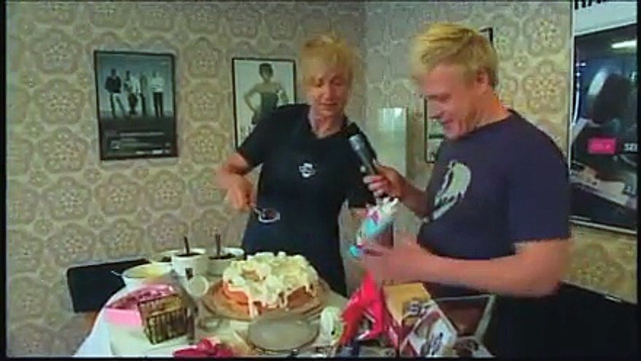 Samu Haber baking a cake