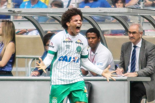 Cruzeiro perde para Chapecoense e é vaiado no Mineirão