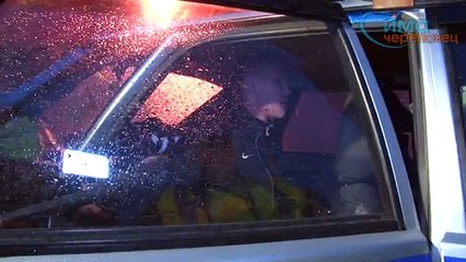 Пьяный водитель спорит с инспекторами ДПС