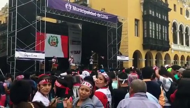 Perú vs. Colombia: hinchas de la bicolor arman la fiesta en Plaza de Armas
