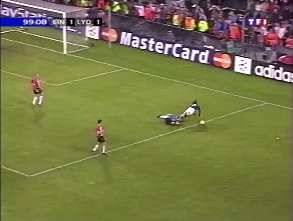 Il y avait Pénalty sur Nilmar !