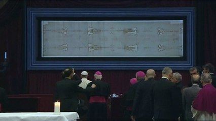El Papa venera el sudario de Turín