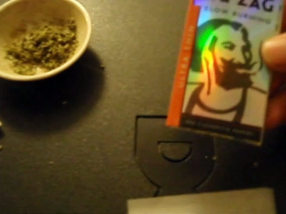 The BEST and FASTEST way to roll a joint or spliff *easy for beginners