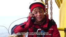Naomi Klein charla con activistas de Greenpeace subidos a la plataforma de Shell