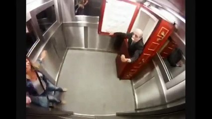 Cercueil dans un ascenceur - Coffin in an elevator