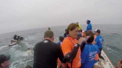 Ils battent le record du nombre de personnes sur une planche de surf