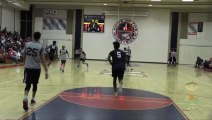 Un joueur universitaire éclate un panier de basket avec un gros DUNK