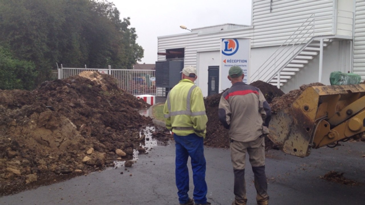 Les agriculteurs déversent du fumier