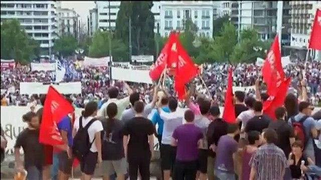 Grèce : les partisans d'Alexis Tsipras défilent à nouveau contre l'austérité